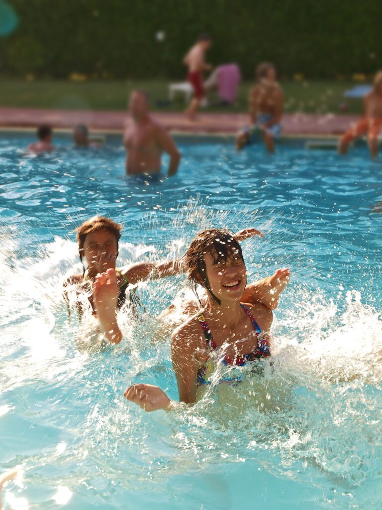 Enfants dans une piscine