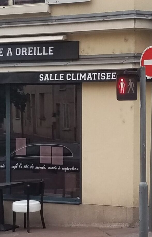 Le Bouche à Oreille