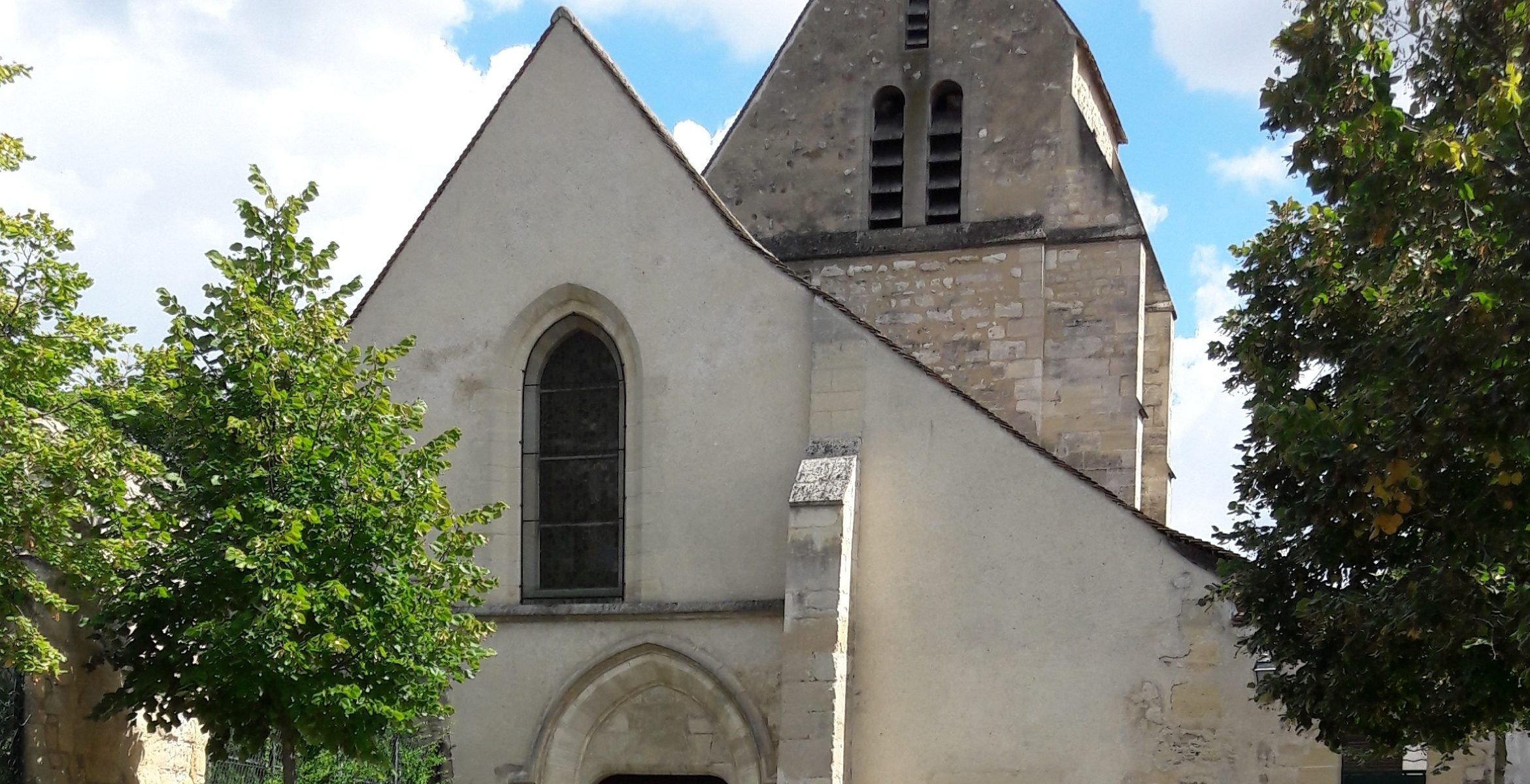 Entrée de l'église depuis la rue