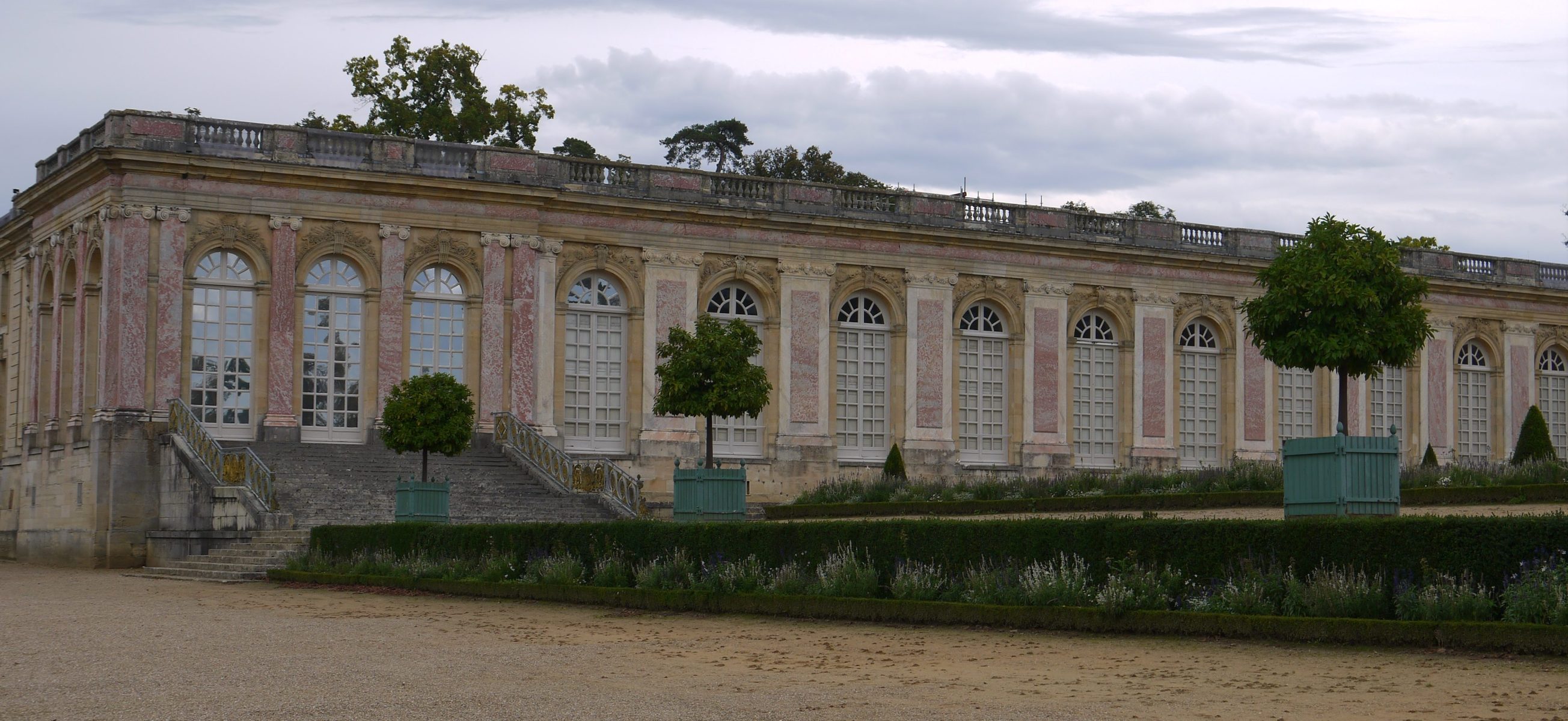 Grand Trianon, et parterre de fleurs