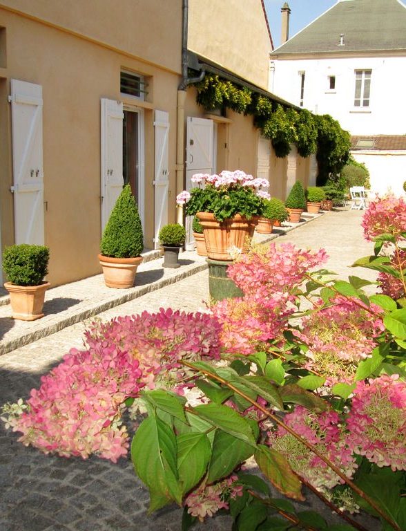 Les Petites Ecuries