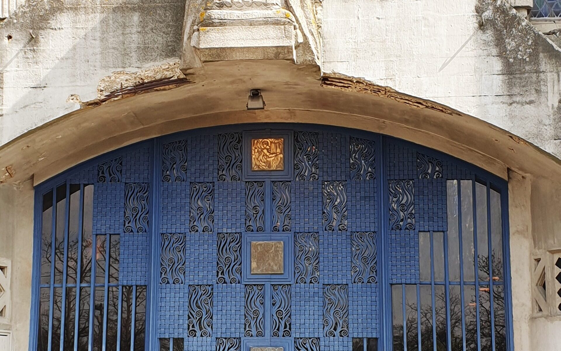 Portail d'entrée de l'édifice Sinate-Thérèse