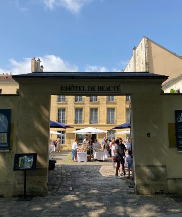 La cour des créateurs et des saveurs de Noël 2025_Versailles