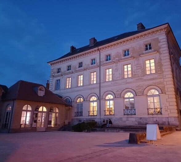 La Ville de Rambouillet met à l’honneur Véronique Heim, lauréate du Prix de la Ville lors de la 5ᵉ Biennale des Beaux-Arts. À travers les expositions « Prix de la Ville – Biennale de Rambouillet », le Palais du Roi de Rome valorise le travail des artistes primés et affirme son soutien à la création contemporaine. Véronique Heim, autodidacte en sculpture depuis 2021, se consacre principalement aux bustes, dans lesquels elle cherche à saisir expression, émotion et présence intérieure. Elle mêle observation et interprétation pour saisir l’expression plus que la ressemblance, créant des œuvres sensibles où intuition et quête d’authenticité guident sa démarche artistique.