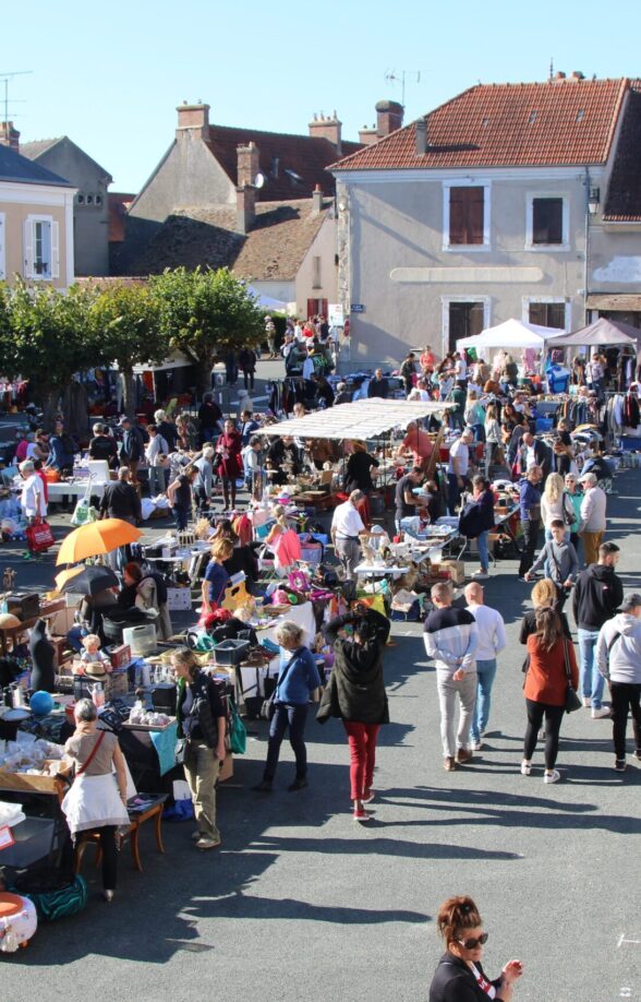 Vue brocante place de l'Eglise